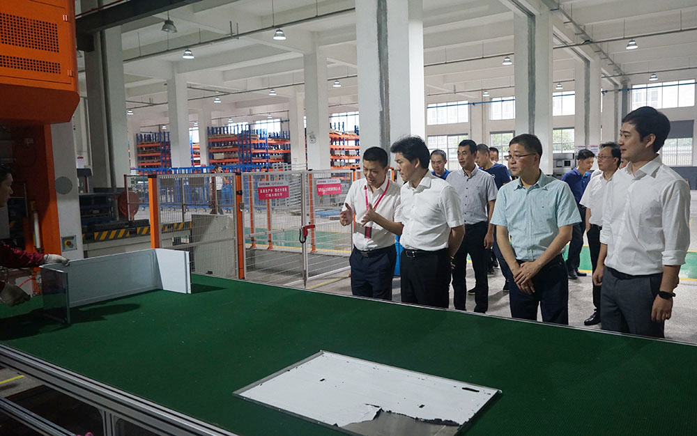 【頭條】嵊州市市長(zhǎng)嚴(yán)鋼蒞臨佳歌集成灶視察和指導(dǎo) 【頭條】嵊州市市長(zhǎng)嚴(yán)鋼蒞臨佳歌集成灶視察和指導(dǎo)