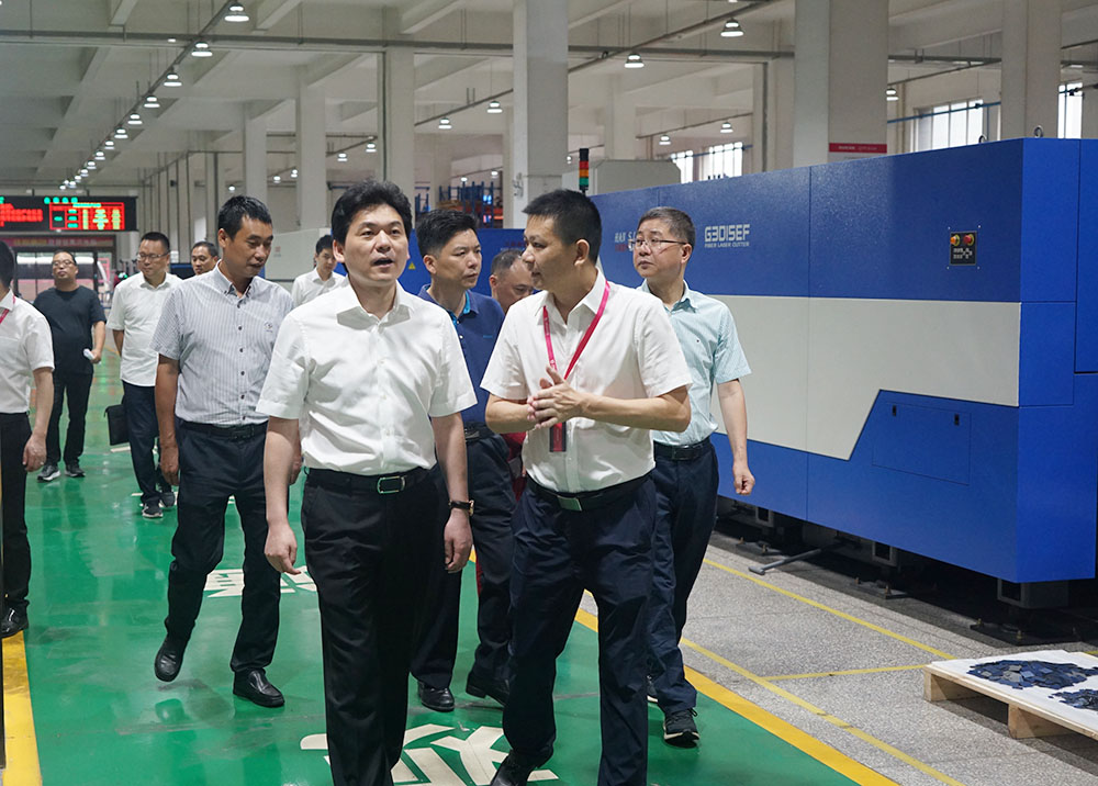 【頭條】嵊州市市長(zhǎng)嚴(yán)鋼蒞臨佳歌集成灶視察和指導(dǎo) 【頭條】嵊州市市長(zhǎng)嚴(yán)鋼蒞臨佳歌集成灶視察和指導(dǎo)