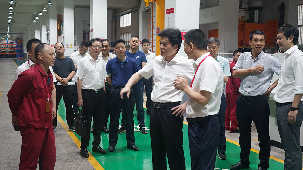 【頭條】嵊州市市長(zhǎng)嚴(yán)鋼蒞臨佳歌集成灶視察和指導(dǎo) 【頭條】嵊州市市長(zhǎng)嚴(yán)鋼蒞臨佳歌集成灶視察和指導(dǎo)