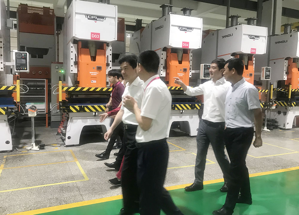 【頭條】嵊州市市長(zhǎng)嚴(yán)鋼蒞臨佳歌集成灶視察和指導(dǎo) 【頭條】嵊州市市長(zhǎng)嚴(yán)鋼蒞臨佳歌集成灶視察和指導(dǎo)