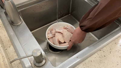 【佳歌廚房】全家都愛吃的可樂雞翅，你學(xué)會(huì)了嗎？