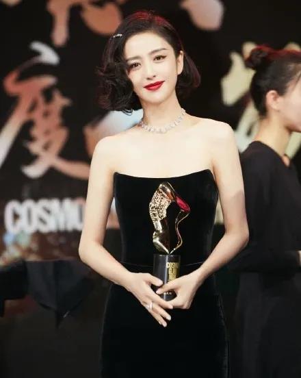 【一路佟行】無懼逆境！佳歌品牌代言人佟麗婭出席COSMO時尚盛典