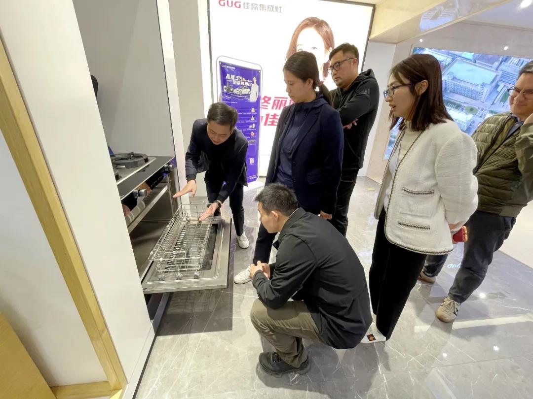 紹興市留學(xué)生聯(lián)誼會(huì)一行蒞臨佳歌集成灶參觀指導(dǎo)！