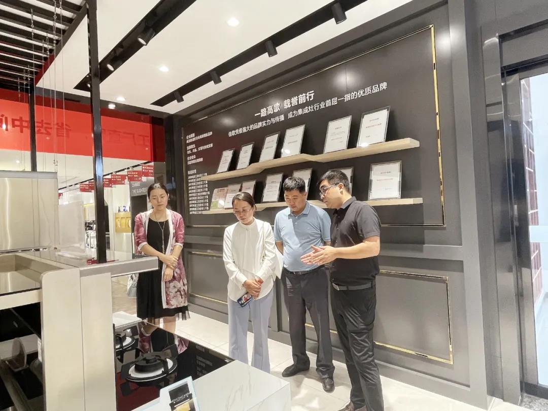 中國(guó)電子節(jié)能協(xié)會(huì)副秘書(shū)長(zhǎng)梁上音一行蒞臨佳歌集團(tuán)參觀指導(dǎo) 中國(guó)電子節(jié)能協(xié)會(huì)副秘書(shū)長(zhǎng)梁上音一行蒞臨佳歌集團(tuán)參觀指導(dǎo)