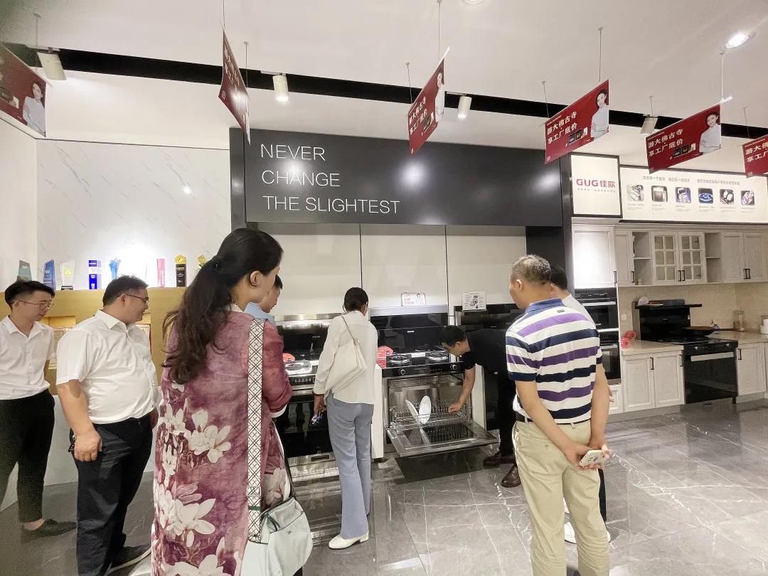 中國(guó)電子節(jié)能協(xié)會(huì)副秘書(shū)長(zhǎng)梁上音一行蒞臨佳歌集團(tuán)參觀指導(dǎo) 中國(guó)電子節(jié)能協(xié)會(huì)副秘書(shū)長(zhǎng)梁上音一行蒞臨佳歌集團(tuán)參觀指導(dǎo)