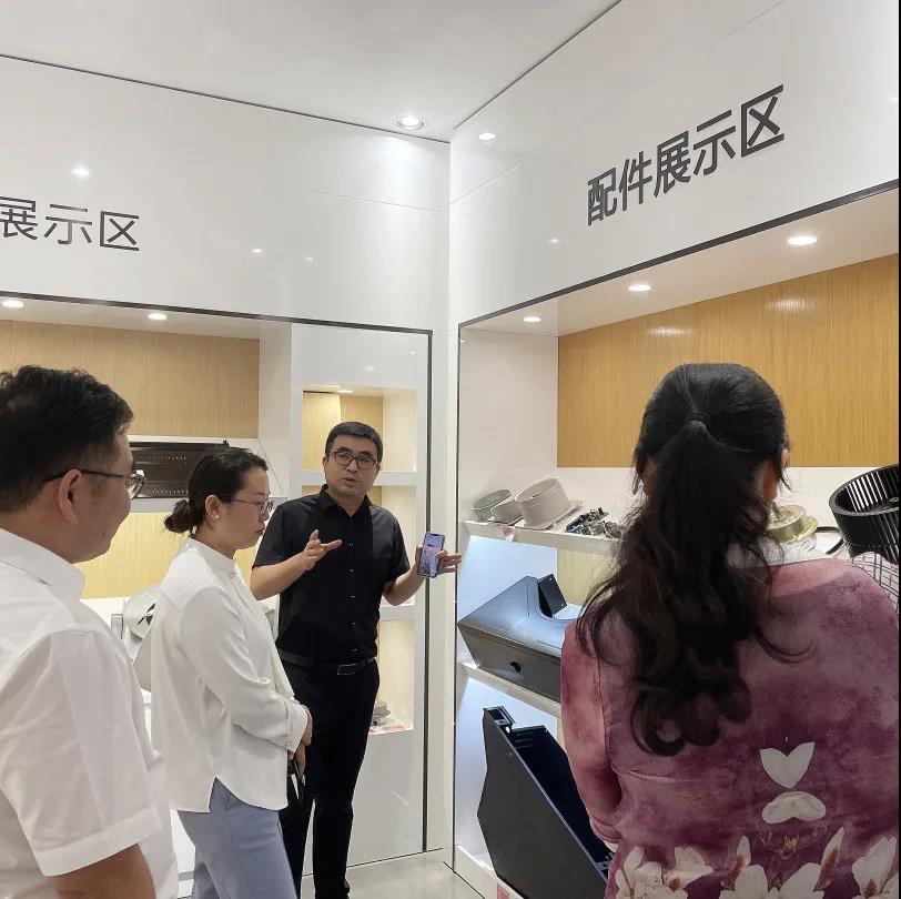 中國(guó)電子節(jié)能協(xié)會(huì)副秘書(shū)長(zhǎng)梁上音一行蒞臨佳歌集團(tuán)參觀指導(dǎo) 中國(guó)電子節(jié)能協(xié)會(huì)副秘書(shū)長(zhǎng)梁上音一行蒞臨佳歌集團(tuán)參觀指導(dǎo)